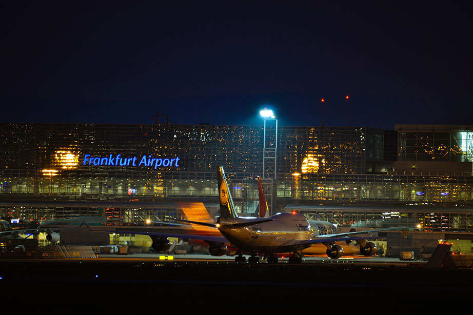 frankfurt vliegveld in het donker met geparkeerde vliegtuigen