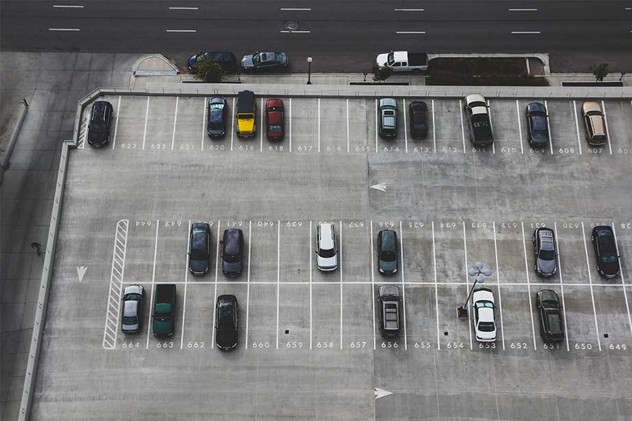 geparkeerde autos op parkeerdek