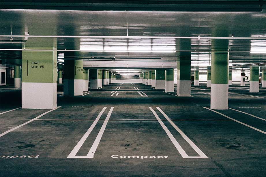 lege parkeergarage met parkeervakken