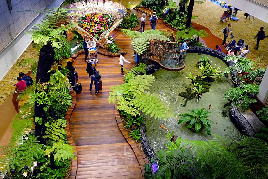 passagiers bezoeken vlindertuin op changi airport in singapore