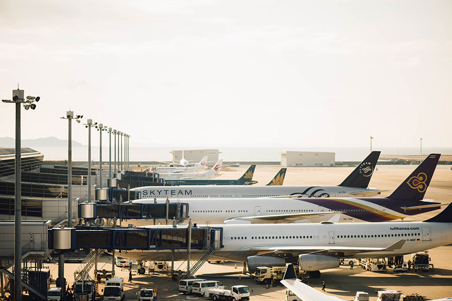 geparkeerde vliegtuigen op vliegveld aan gate
