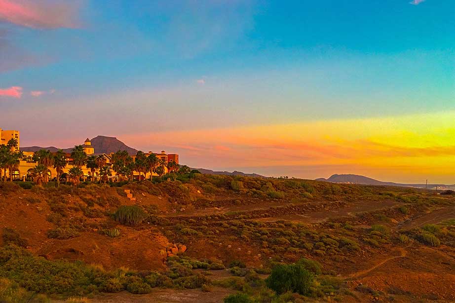 uitzicht op landschap met dorpje op tenerife met zonsondergang
