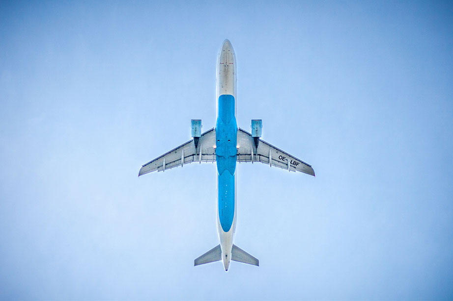 vliegtuig in de lucht vliegt over