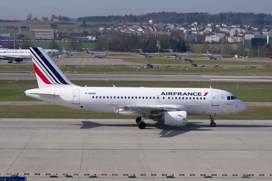 vliegtuig air france op landingsbaan