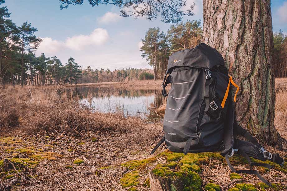 backpack tegen een boom in de natuur