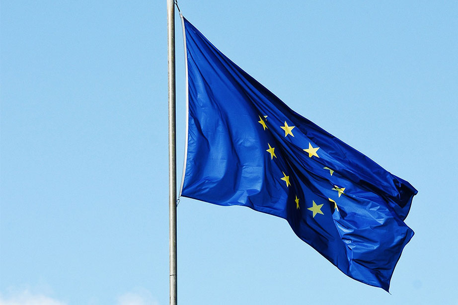 wapperende vlag europese unie voor blauwe lucht