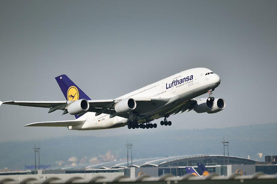lufthansa vliegtuig stijgt op vanaf frankfurt airport