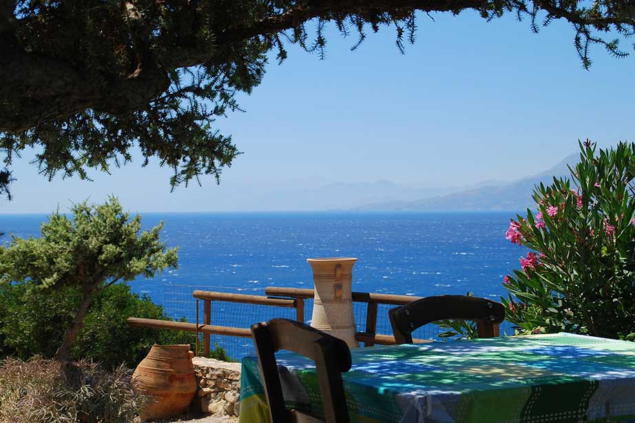 griekse taverne met uitzicht op de zee en blauwe lucht