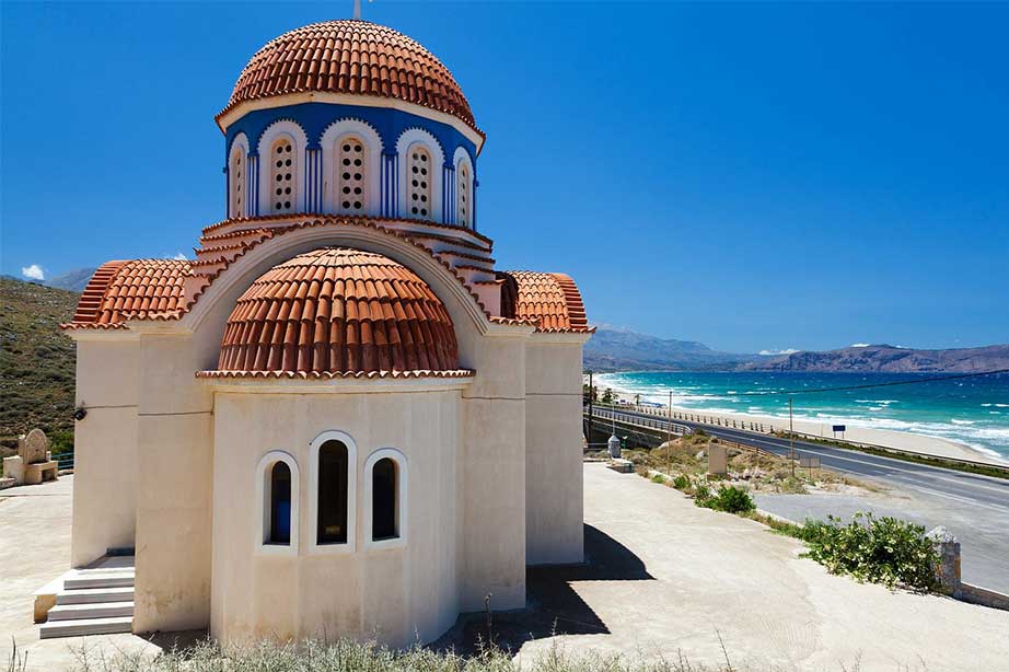 Grieks orthodoxe kerk op Kreta met de zee en blauwe lucht op achtergrond