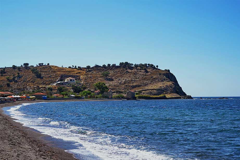 zee en kiezelstrand op lesbos