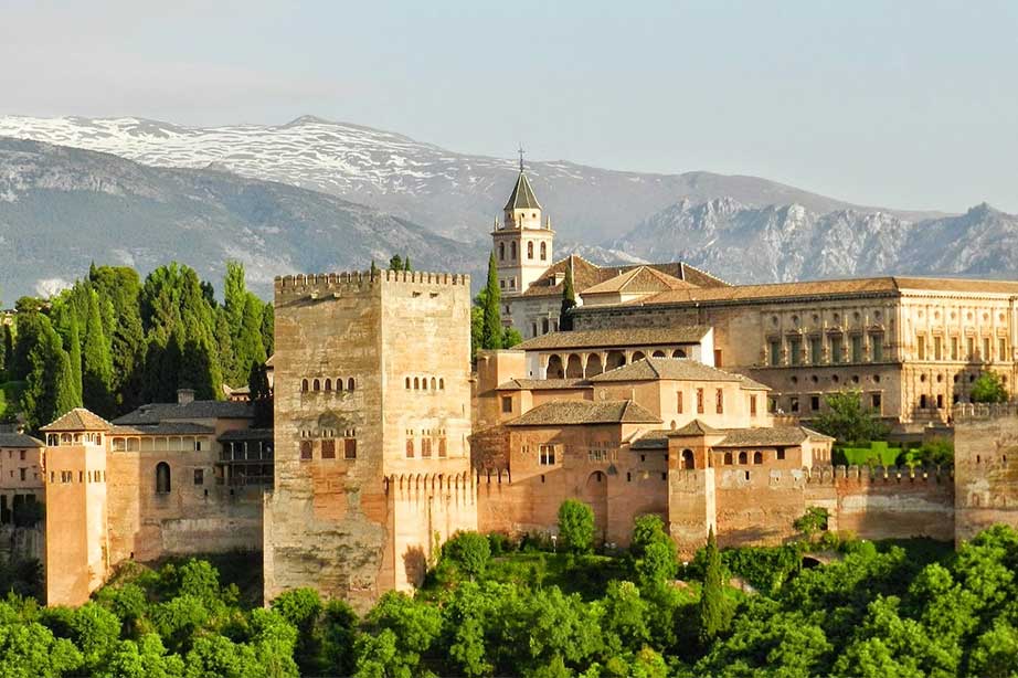 alhambra bouwwerk op berg in Granada
