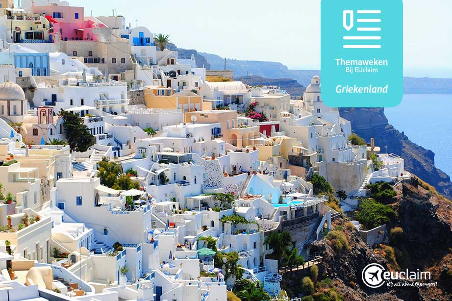 grieks dorpje op heuvel met gekleurde huisjes