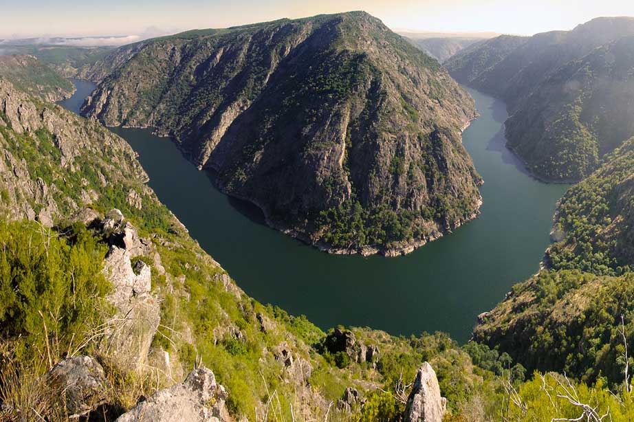 galicie landschap met bergen groen en rivier