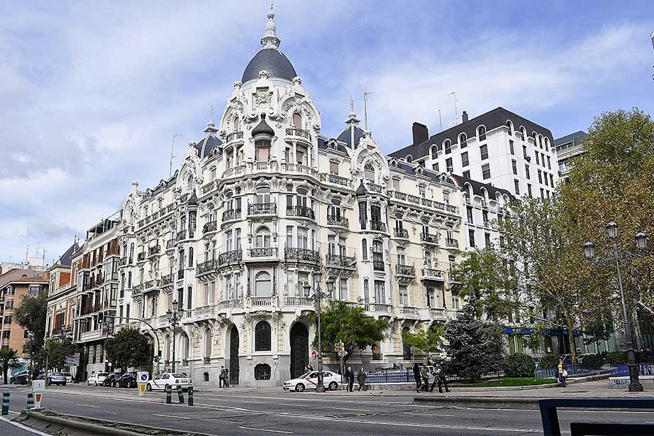 binnenstad madrid met metropolis gebouw