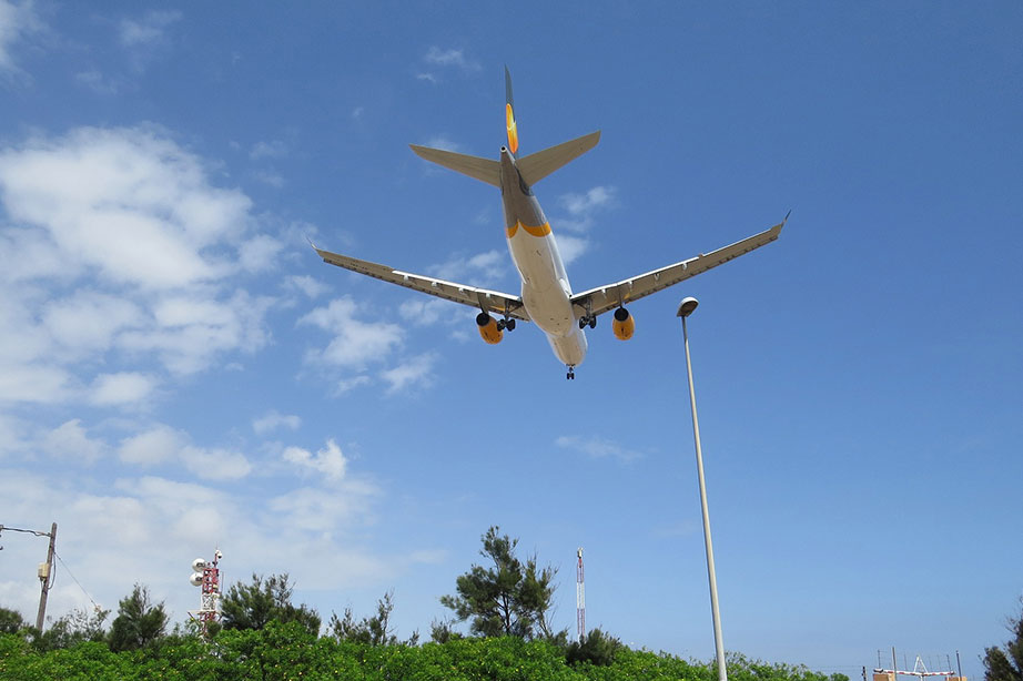 vliegtuig in de lucht landend op malaga