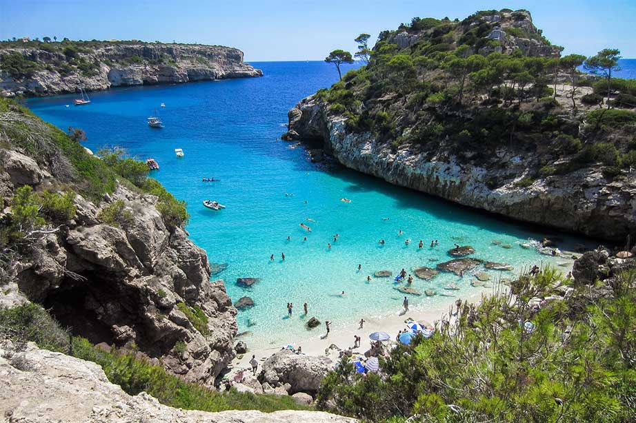 zee met strand en kliffen op mallorca