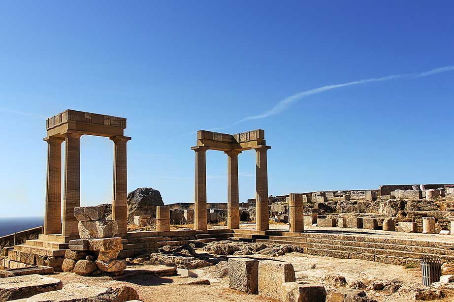 Ruines op Rhodos bij blauwe lucht