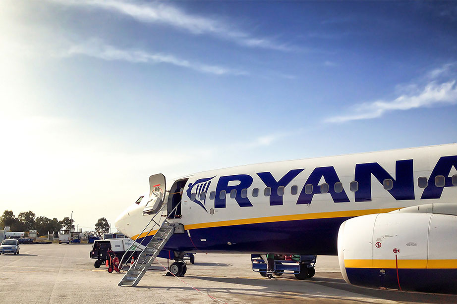 vliegtuig ryanair op landingsbaan bij blauwe lucht