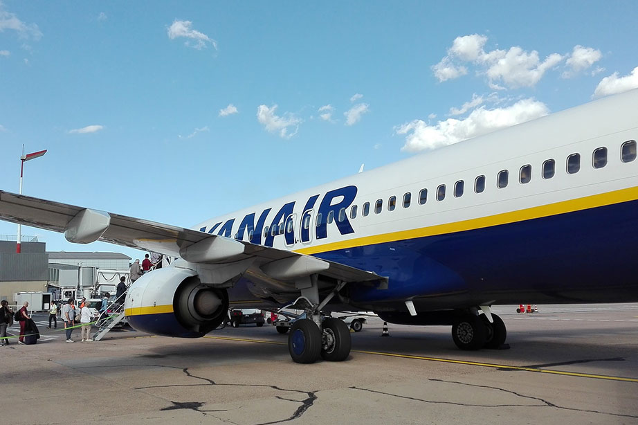 ryanair vliegtuig op vliegveld