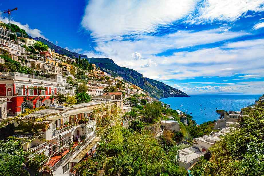 amalfi kust met zee en bomen op de achtergrond