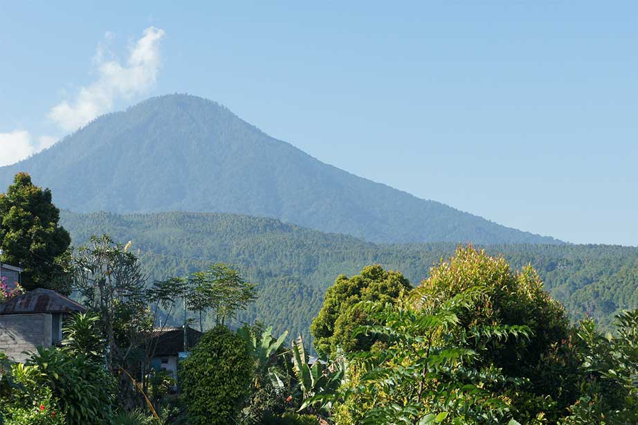 vulkaan gunung agung op bali met blauwe lucht en bos