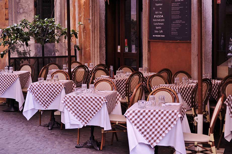 tafeltjes voor restaurant italie met geruite kleedjes italiaanse setting