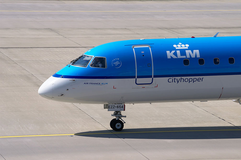 klm cityhopper vliegtuig op vliegveld