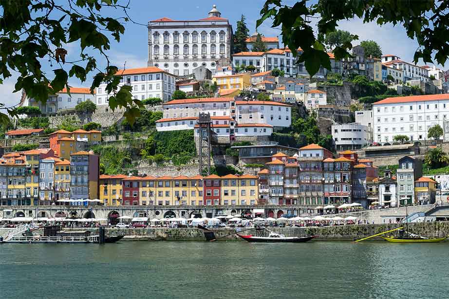 Douro rivier met Porto en wijk rebeira op de achtergrond