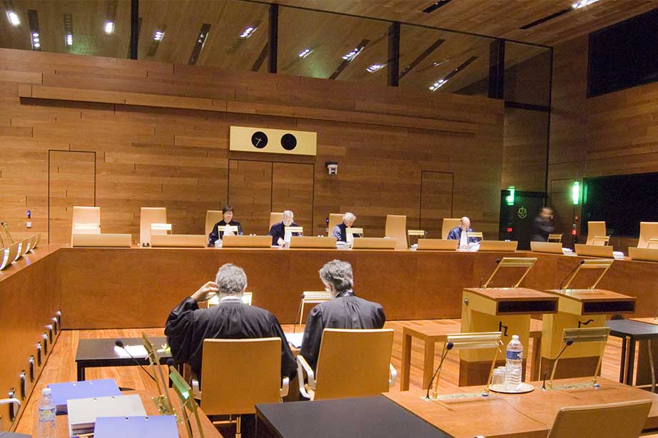 rechtszaak in zaal met rechters en advocaten bij europees hof van justitie