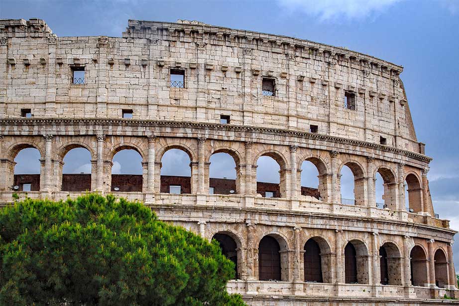 colosseum in rome bij blauwe lucht