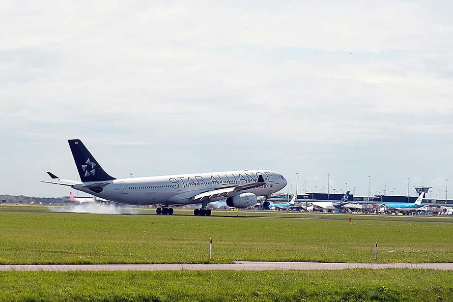 star alliance vliegtuig landt op schiphol