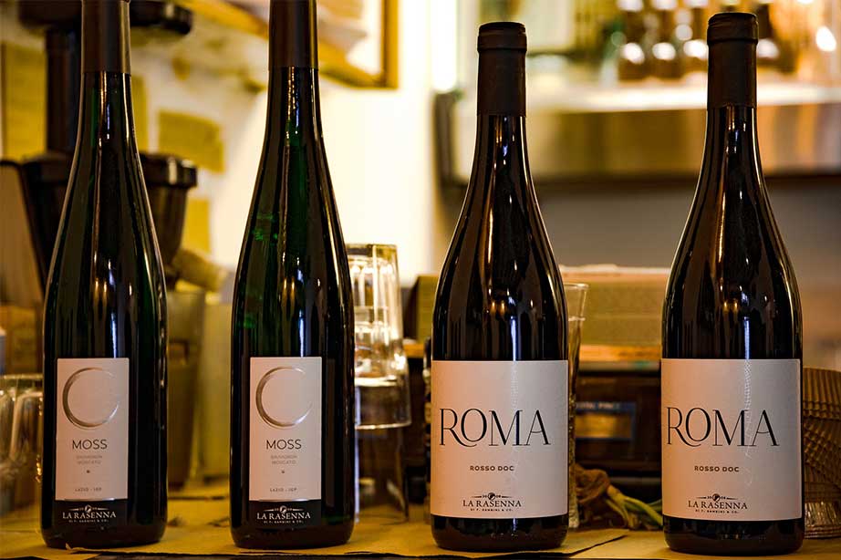 rode flessen wijn met merk roma erop