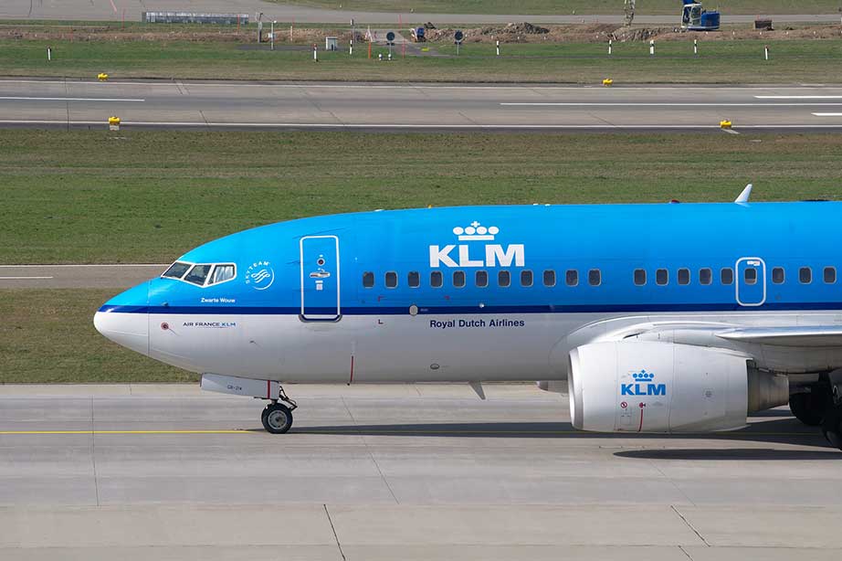 klm vliegtuig op landingsbaan