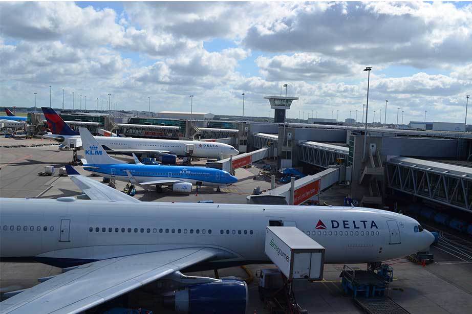 vliegtuigen aan gate op schiphol airport