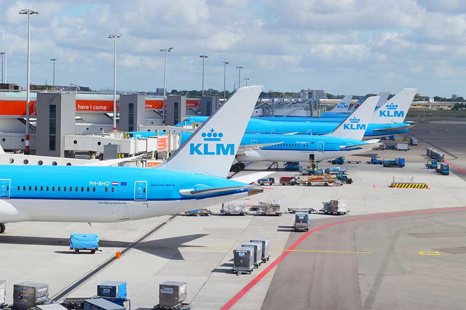 klm vliegtuigen geparkeerd op schiphol airport