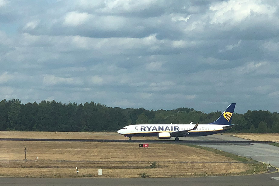 ryanair vliegtuig op de startbaan van eindhoven airport