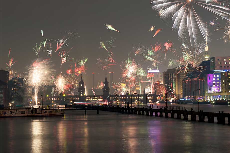 Berlijn skyline met vuurwerk