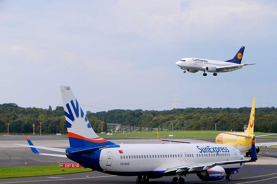 vliegtuig lufthansa gaat landen terwijl tuifly en sunexpress wachten om op te stijgen