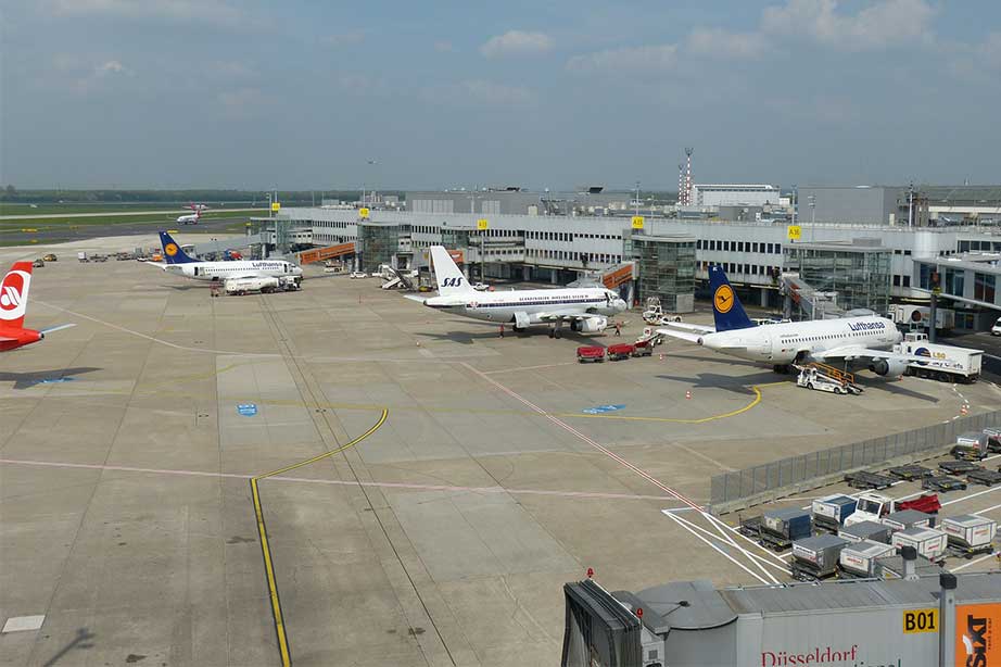 Düsseldorf Airport met geparkeerde vliegtuigen van Lufthansa en SAS aan de gates.