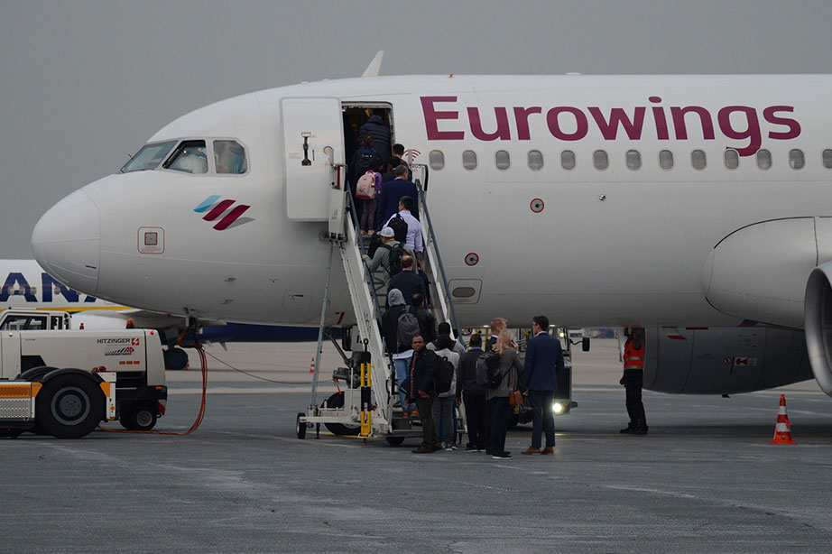 passagiers stappen in eurowings vliegtuig