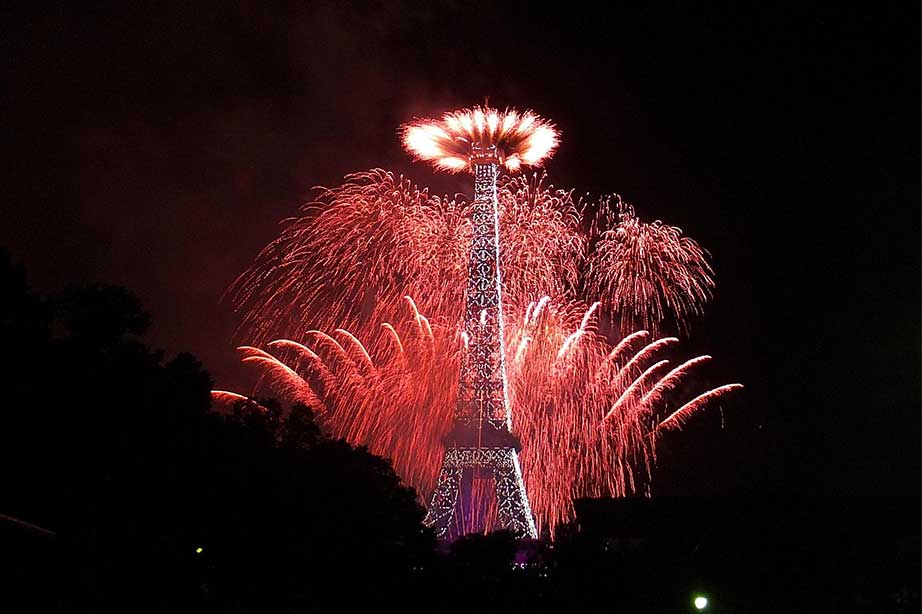 eiffeltoren met vuurwerkshow in parijs