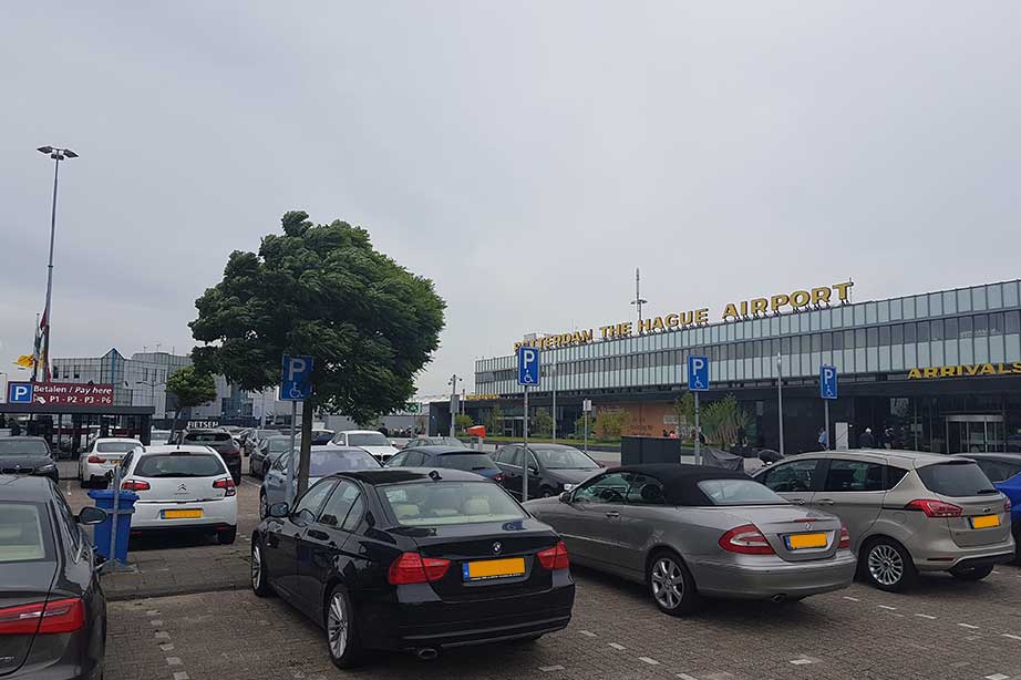 rotterdam airport vertrekhal met parkeerplaats