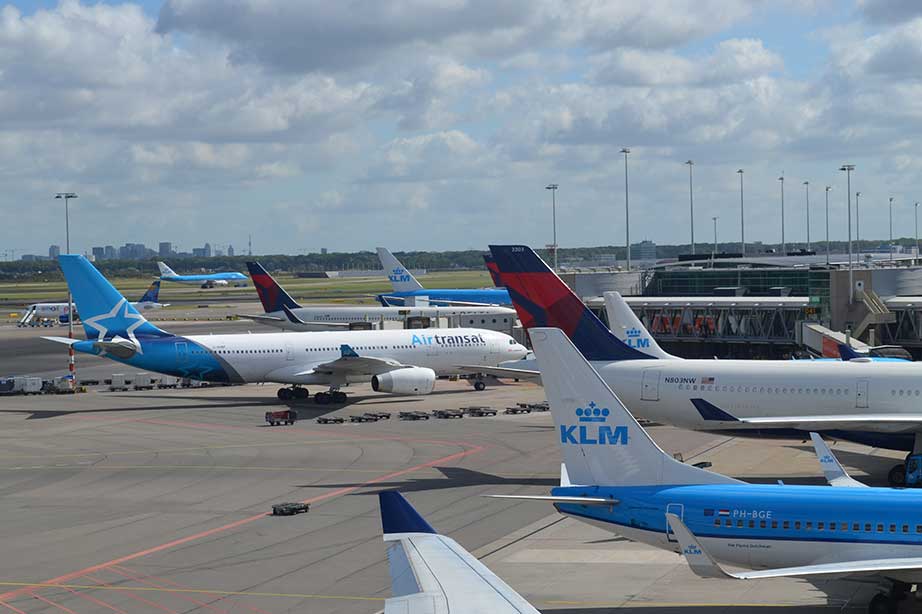 vertrekkende vliegtuigen op schiphol airport