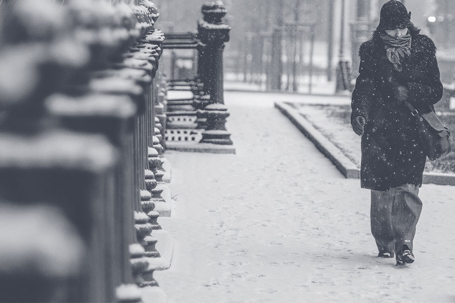 vrouw loopt in de sneeuw