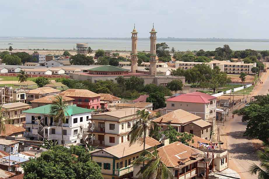 hoofdstad banjul met strand en huizen in gambia