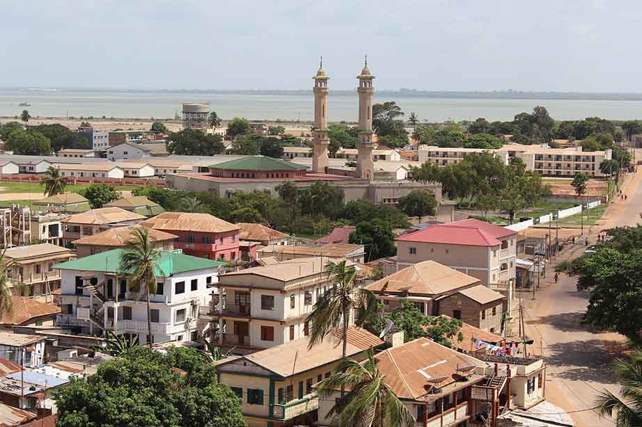 hoofdstad banjul met strand en huizen in gambia