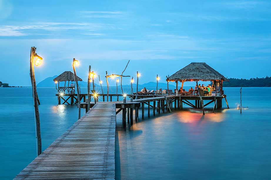 verlichte steiger over de zee met een terras