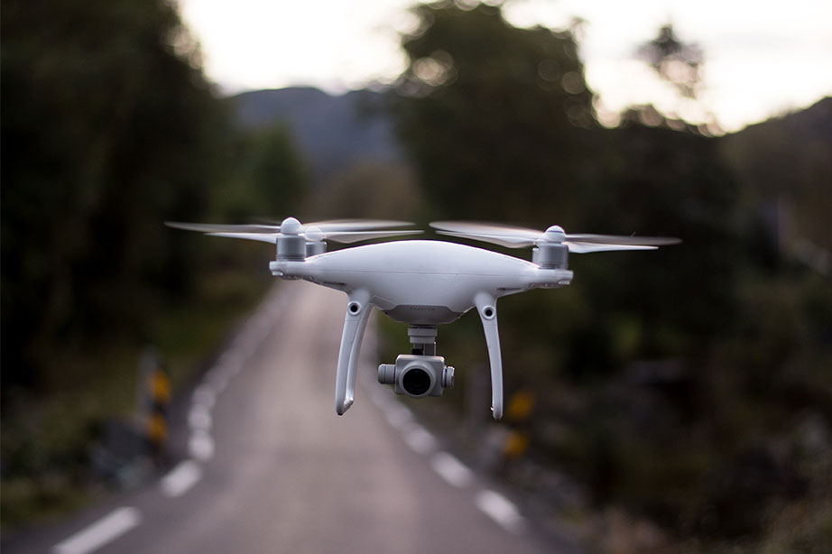 drone met weg en bomen op achtergrond