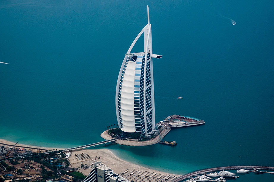 Burj al Arab hotel in de zee van Dubai met boten ernaast