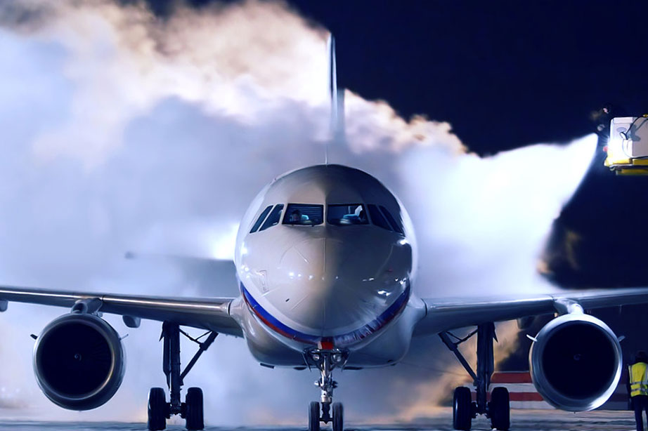 Vliegtuig de-icing op de vertrekbaan